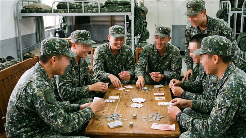 1元銅板價聚賭…8名二兵被抓包代價1萬倍