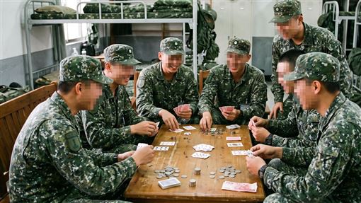 1元銅板價聚賭…8名二兵被抓包代價1萬倍