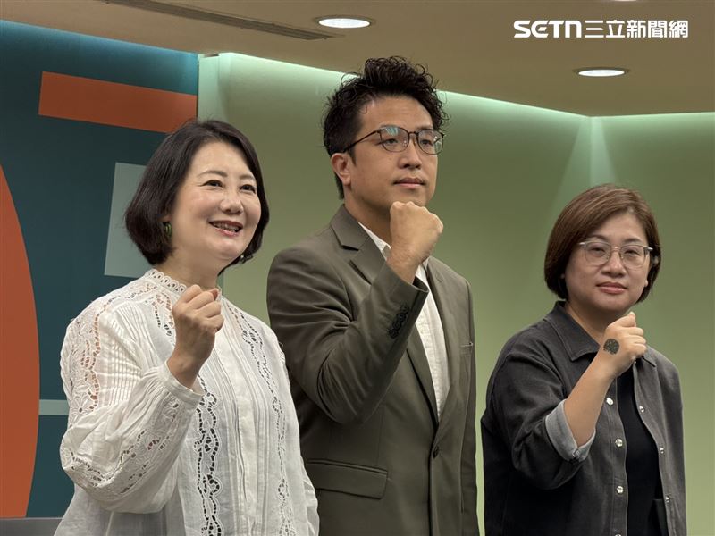 民進黨台北市長參選人沈伯洋與競選總幹事吳思瑤、政策組召集人陳培瑜舉行「向國際,團隊升級!沈伯洋訪美記者會」(圖/記者劉秀敏攝影)