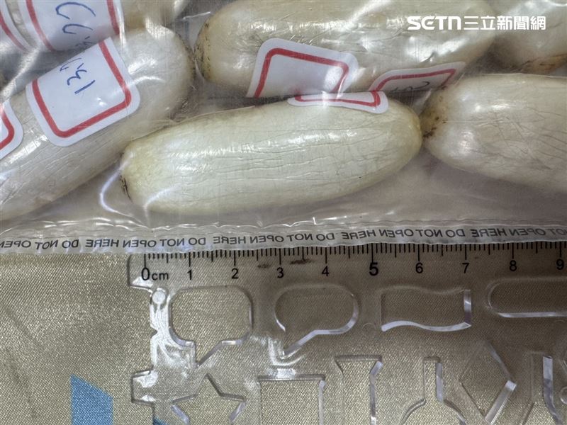 經鑑驗確認,101顆膠囊內裝的全是一級毒品海洛因,毛重約1.4公斤,黑市價格粗估超過2000萬元。(圖/翻攝畫面)