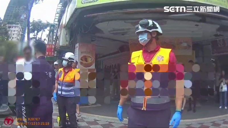 北市莊姓駕駛(白衣者)與鄭姓司機(藍衣者)發生行車糾紛,進而當街互毆成傷。(圖/翻攝畫面)