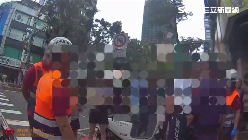北市莊姓駕駛(白衣者)與鄭姓司機(藍衣者)發生行車糾紛,進而當街互毆成傷。(圖/翻攝畫面)