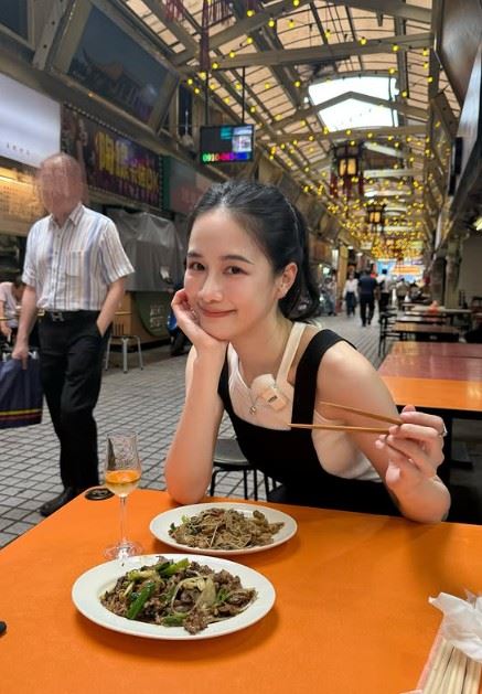 從台大醫院研究護理師,到坐擁188萬訂閱的美食YouTuber,千千的人生轉折近日因參與實境節目《請世界吃桌》再度受到關注。(圖/翻攝自千千IG)
