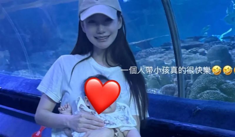 馬筱梅曬出獨自帶孩子到水族館遊玩的照片。(圖/翻攝自IG)