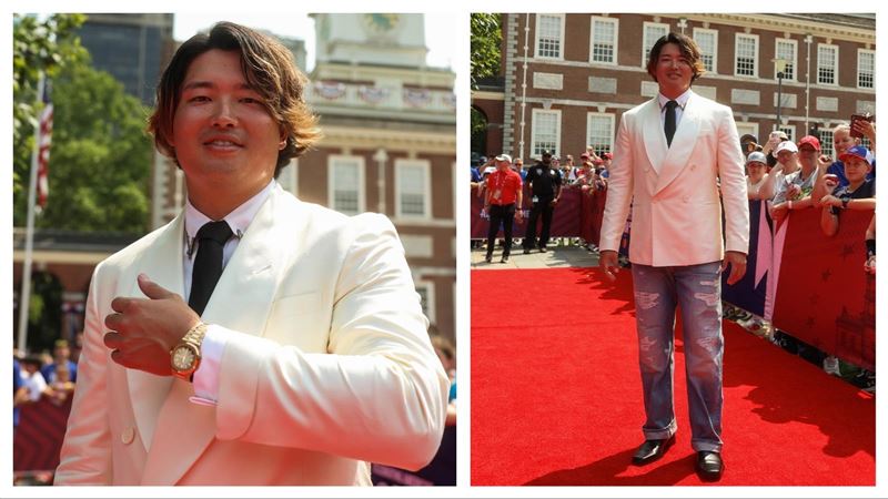 村上宗隆穿白西裝搭配牛仔褲走明星賽紅毯。（圖／翻攝自MLB IG）