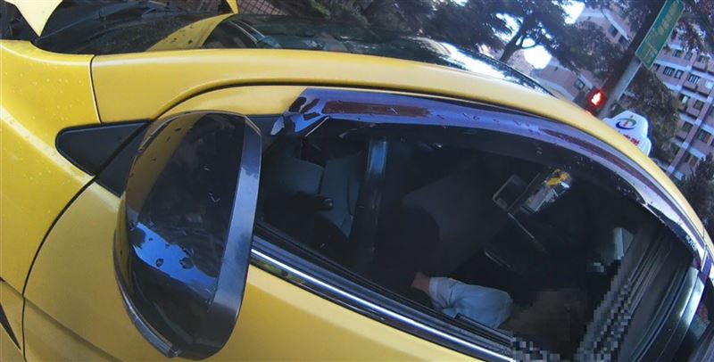 台北市內湖區一名計程車司機因低血糖發作癱坐車內,員警巡邏發現異狀上前協助。(圖/翻攝畫面)