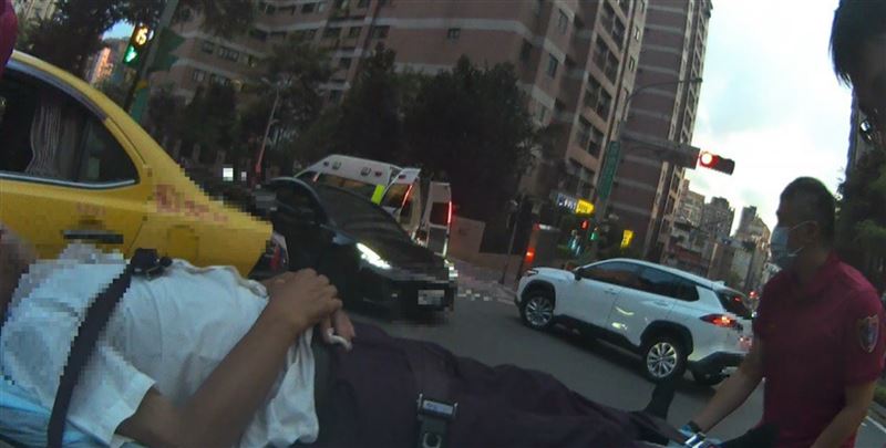 救護人員接獲警方通報趕抵現場,經檢測確認司機為低血糖不適,隨即協助送醫。(圖/翻攝畫面)