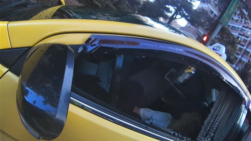 北市小黃違停運將冒汗癱軟!警1舉動救命