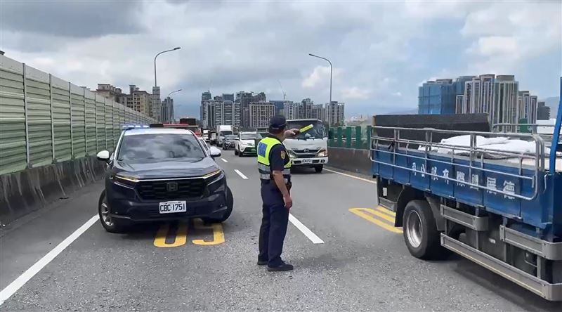 警方獲報到場疏導交通。(圖/翻攝畫面)