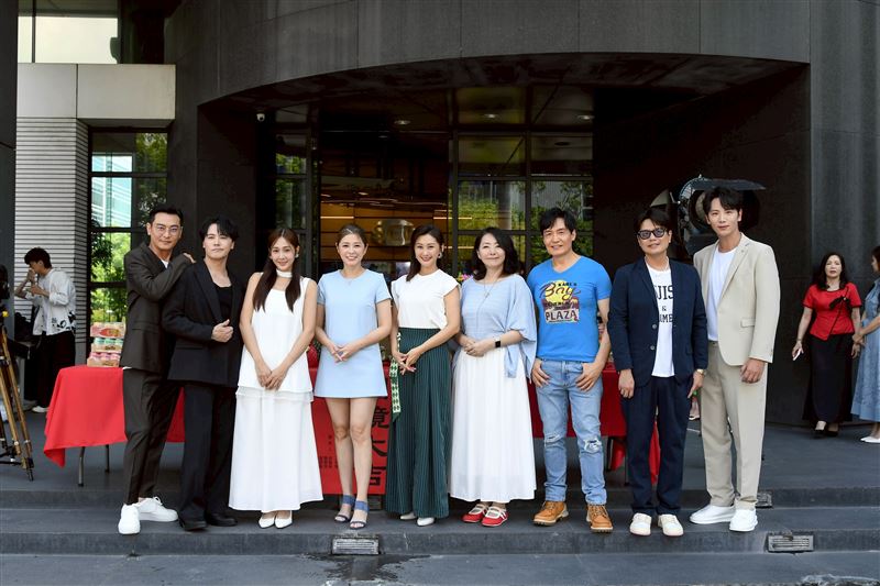 李燕（左四）睽違4年重返八點檔，首度挑戰演媽媽。（圖／三立提供）