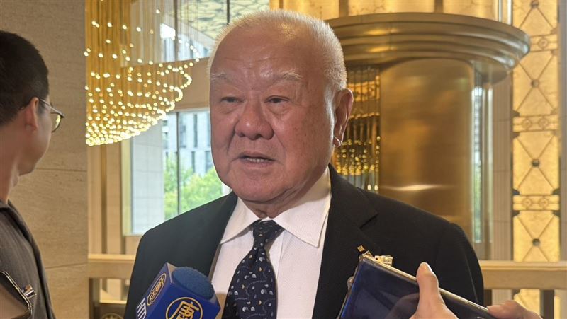 林伯豐示警能源缺口危及AI產業,主張核電占比應重回15%以穩供電。面對通膨與傳產轉型困境,他籲政府延緩碳費並給予政策引導。儘管AI浪潮火熱,但這位老牌企業家提醒,台灣民營經濟應深耕實業,而非盲目炒股或複製韓國國營模式,應走出屬於自己的轉型路徑。(圖/記者師瑞德攝影)