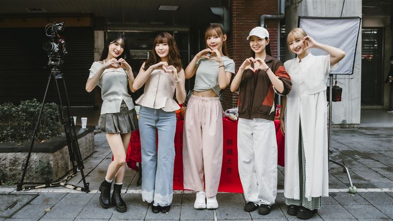 岱縈、瑟七、小映、侯芳和張愛出席開鏡儀式。(圖/原來娛樂提供)