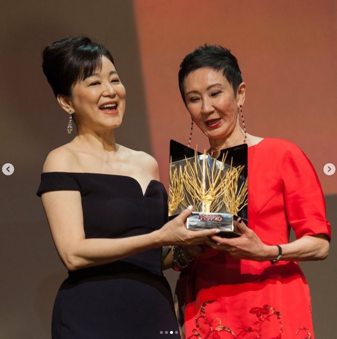 林青霞痛失摯友施南生!施南生在林青霞著作《鏡前鏡後》曝光《東方不敗》的秘密與一間「沒有一個字的公寓」的故事,神奇開啟2人長達40年的友情(圖/翻攝自林青霞微博)