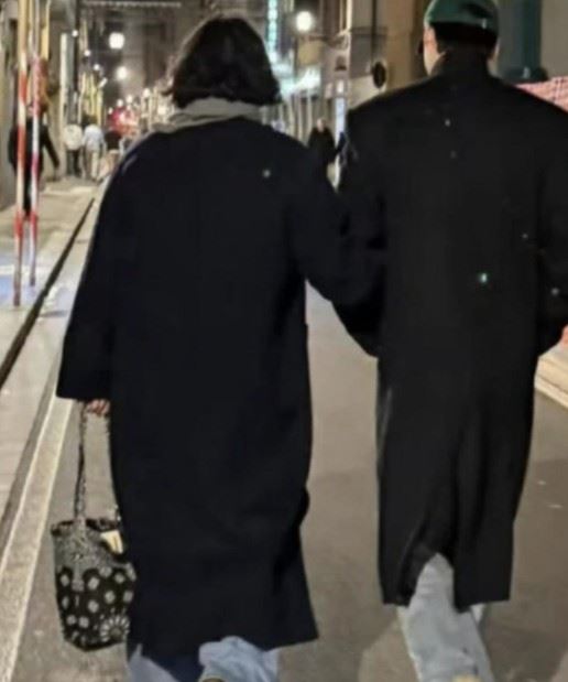 近日有網友挖出李鍾碩(李鐘奭)過去送造型師高價鑽石項鍊,以及兩人海外散步的親密畫面,引發外界熱議。(圖/翻攝自網路)