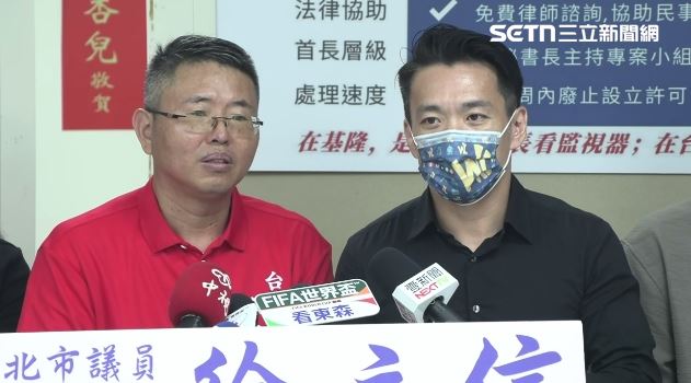 北市教育局今天只派了學前科科長楊鎮鴻(右)出席記者會,讓家長無法接受(圖/翻攝畫面)