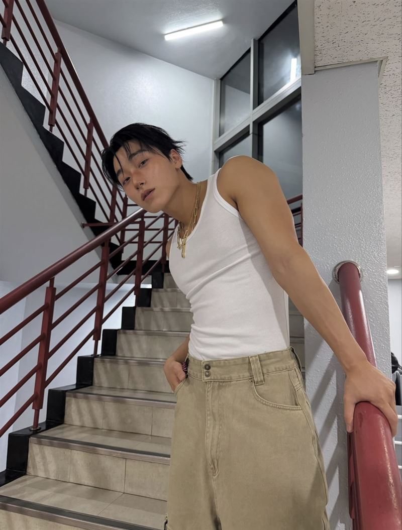 ATEEZ崔傘在打歌舞台後的自拍照,穿著簡約的白色羅紋背心搭配工裝褲,性感身形擊中無數粉絲的心。 (圖/翻攝自 IG @choi3an)