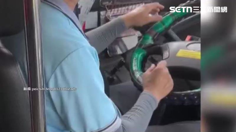 公車車身非常老舊,方向盤明顯歪斜貼滿大量膠布