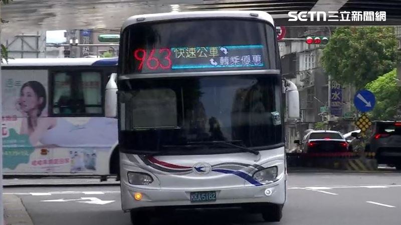 民眾搭乘淡水客運963公車,上車後發現公車冷氣空調竟然是壞掉的,而且車上溫度一度出現39度高溫