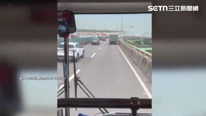 車上冷氣壞掉的963公車從板橋往返八里,讓司機與民眾一路上都快熱昏。(圖/翻攝自threads @peichih_feng0123)