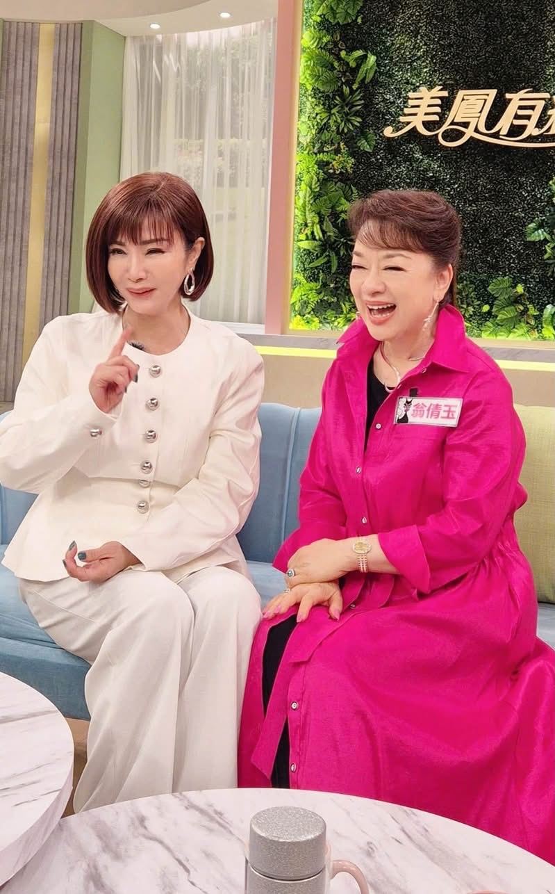 主持人陳美鳳(左)邀翁倩玉上節目。(圖/民視提供)