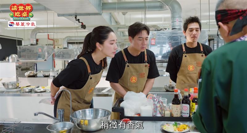 隋棠轉進內場,因此開始和大家一起學料理。(圖/翻攝自youtube@請世界吃桌 Have A Seat)