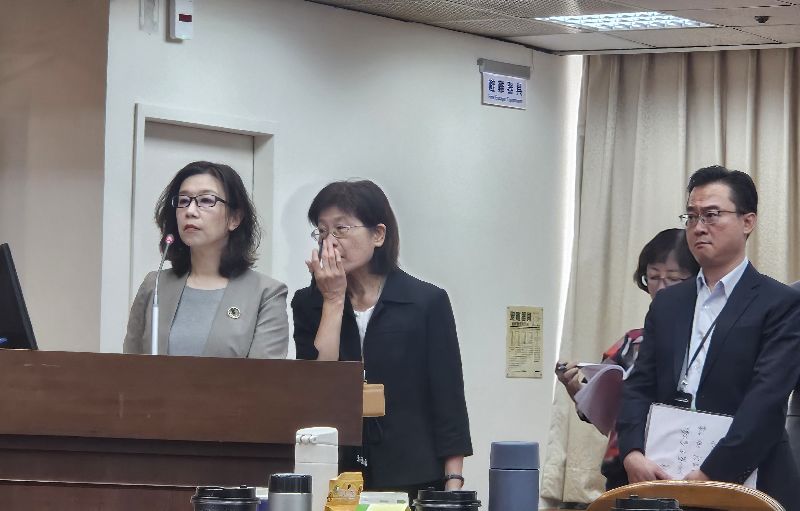 中聯油脂案 林靜儀:推測黃豆與製程皆有問題中聯油脂苯駢芘案延燒,衛福部次長林靜儀(左)15日表示,推測黃豆與製程都有問題,但假若品管得宜可降低;今年1到5月進口巴西黃豆,用量最大業者中,大統益8日抽驗現場油品合格。中央社記者曾以寧攝