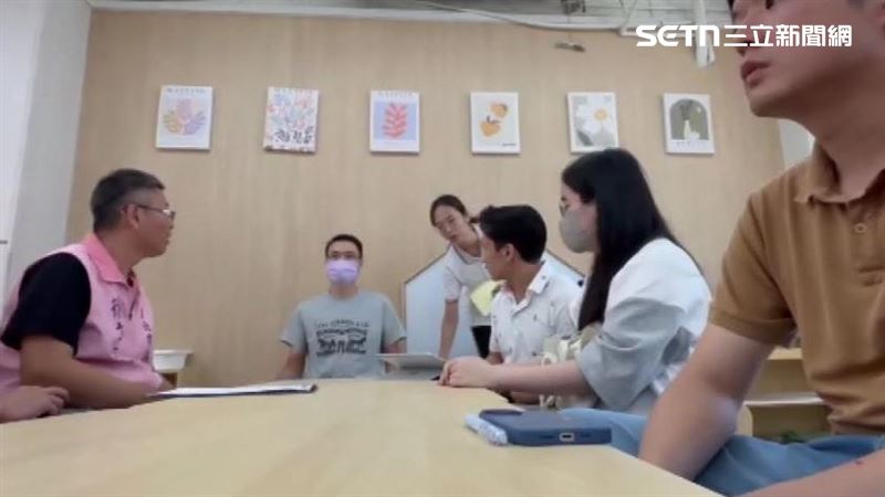 家長們找議員一同來到幼兒園與園長還有負責人對峙,控訴導師虐待孩童