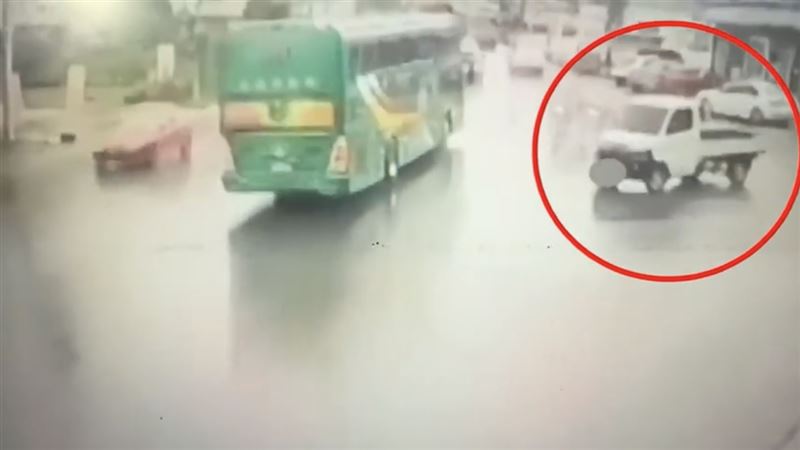 貨車駕駛貪圖方便未將引擎熄火、拉手煞車,才讓貨車滑動穿越馬路。(圖/翻攝畫面)