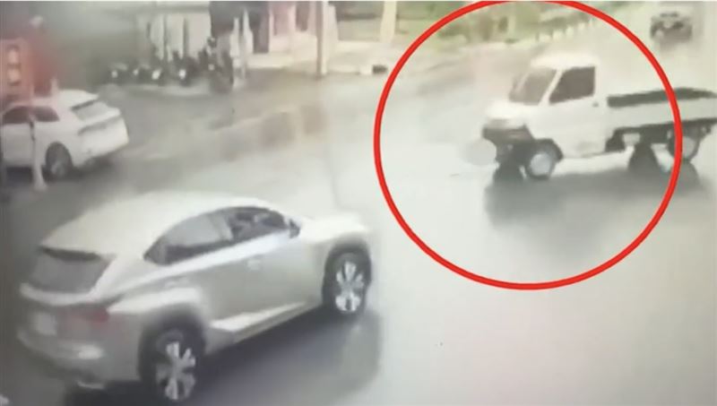 小貨車在無人駕駛的情況下,緩緩起步向前滑行。(圖/翻攝畫面)