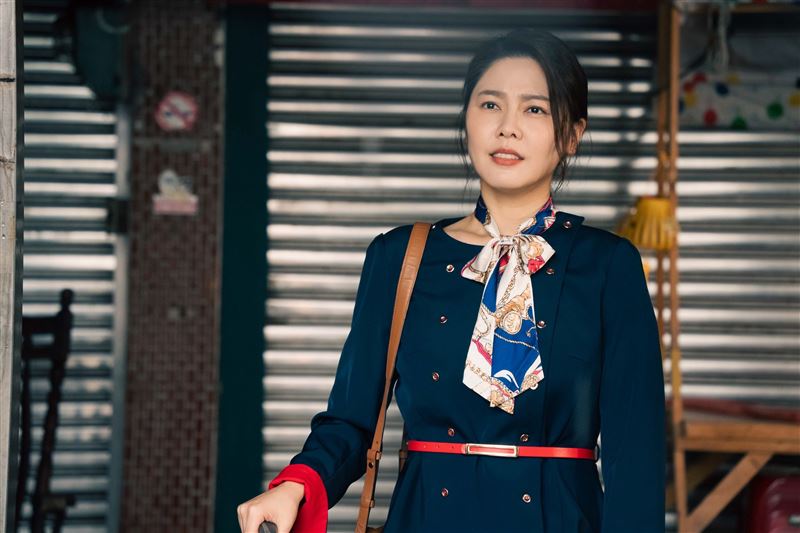 白家綺考上空服員,卻為了家人留下來。(圖/民視提供)