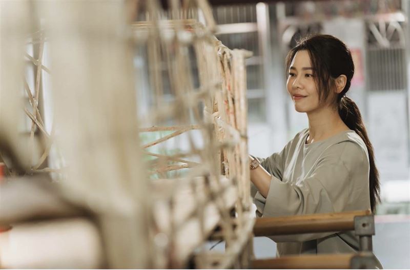 白家綺打破戲劇「前妻必搞破壞」的刻板印象,飾演暖心前妻「阿芬」。(圖/民視提供)