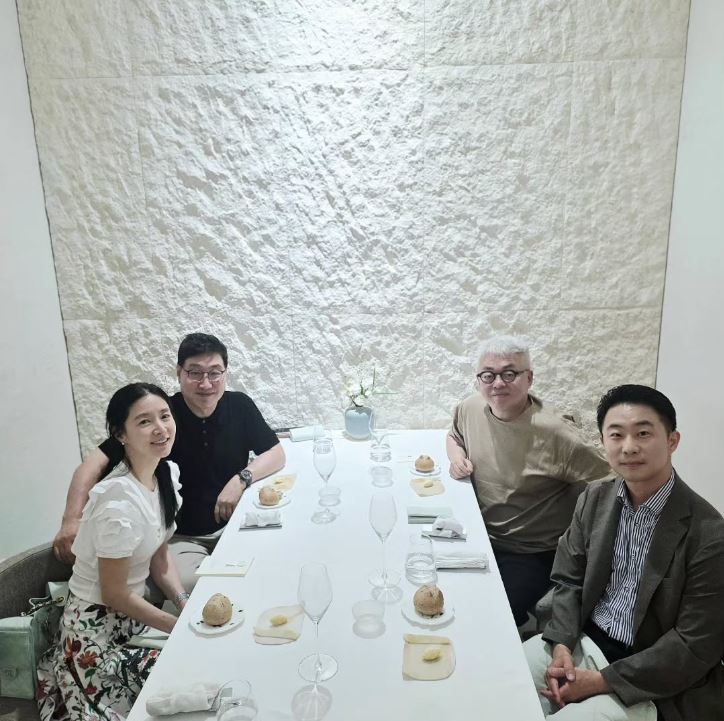 李英愛罕見與丈夫同框,網友驚呼在兩人身上完全看不出歲月痕跡。(圖/翻攝自IG @pdkimhyungsuk)