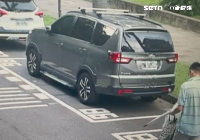 林男在音樂教室附近停好車後，步行到現場。（圖／翻攝畫面）