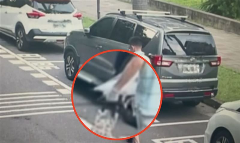 林男手上已經戴上手套，袋子中藏著20公分的藍波刀。（圖／翻攝畫面）