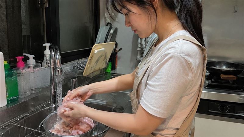 生雞肉下鍋前要洗嗎?營養師揭1事更重要