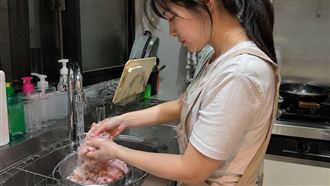 生雞肉下鍋前要洗嗎？營養師揭1事更重要
