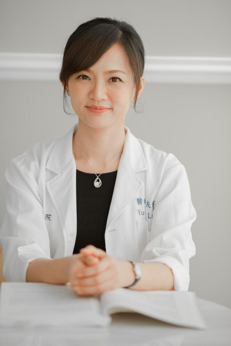 林友菁醫師提醒，若在流行期出現發燒、骨頭疼痛、後眼窩痛等疑似症狀，應盡快尋求醫療協助，避免延誤黃金治療期而演變成重症。（圖／醫健新聞網提供）