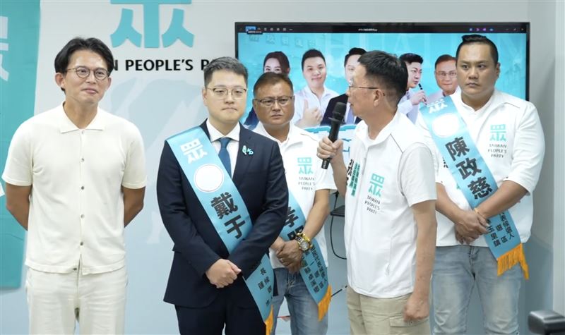 民眾黨花蓮黨部主委張天民(持麥克風者)當著黃國昌的面表示,若要跟誰合自己不答應,「我可以立刻辭職,對不起喔」。黃國昌則面露笑容、微微點頭並看向台前。(圖/民眾黨提供)