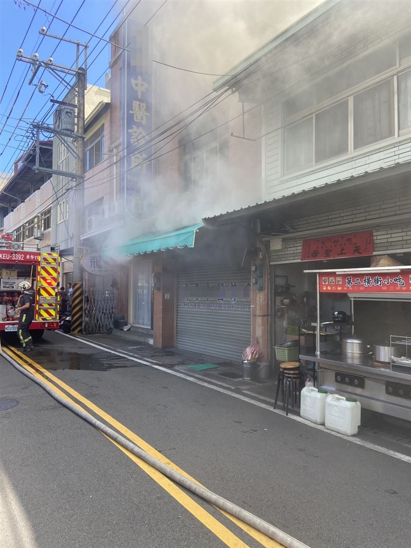 東勢某民宅因不明原因竄出濃煙。(圖/翻攝畫面)