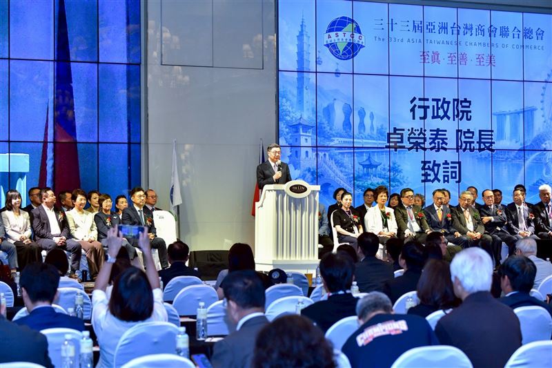 行政院長卓榮泰今(15)日前往台中市出席「亞洲台灣商會聯合總會第33屆第3次理監事聯席會議」開幕典禮。(圖/行政院提供)