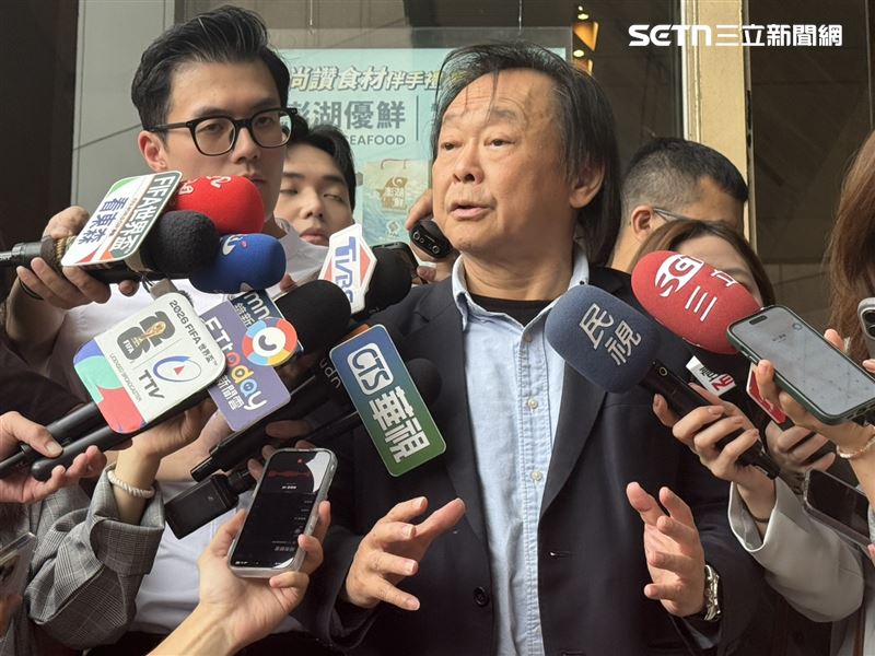 民進黨立委王世堅出席中常會前受訪(圖/記者劉秀敏攝影)