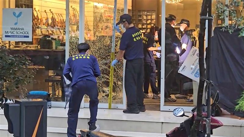 警方在命案現場採證。(圖/翻攝畫面)