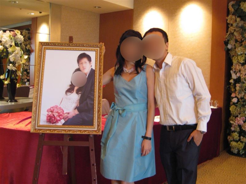 紀男夫妻在林嫌夫妻照片旁合影。(圖/翻攝畫面)