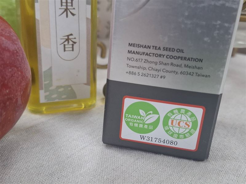 茶改場產業服務科副研究員羅士凱指出，民眾若想購買台灣自產茶油，可認明CAS臺灣優良農產品、產銷履歷農產品(TAP) 、有機農產品等3種標章，以及臺灣農產品生產追溯的QR Code。（圖／記者周佩怡攝影）