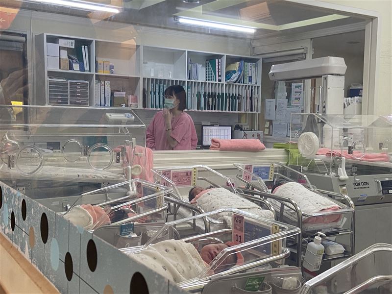 一對夫妻結婚18年卻一直沒有懷孕,就診驚覺丈夫沒有精子,最後尋求借精試管喜獲一對龍鳳胎。(圖/李茂盛醫院提供)