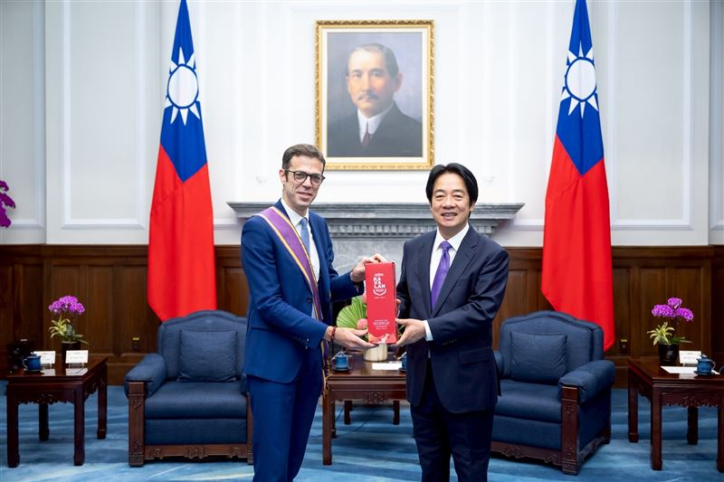 總統賴清德頒授法國在台協會主任龍燁「大綬景星勳章」（圖／總統府提供）
