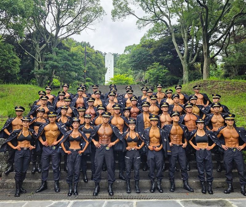 南韓「健美警察」拍攝月曆,無論男女員警各個展現精壯爆肌。(圖/翻攝自IG @police_builder)
