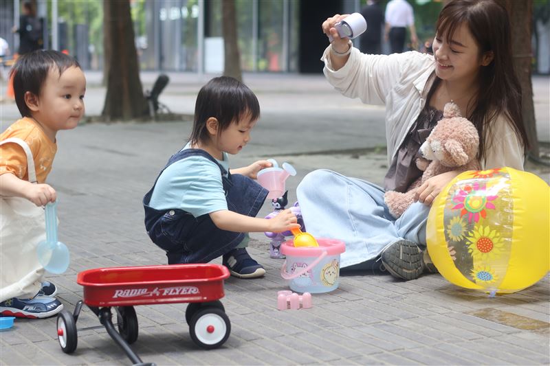 Coupang酷澎陪伴親子共創快樂時光，夏季戶外玩樂必備挖沙工具組、泡泡槍一站購足。（圖／Coupang酷澎提供）