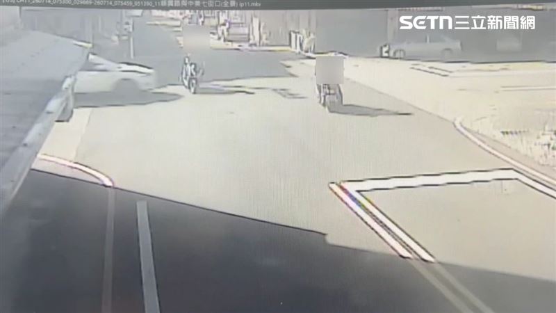 花蓮張男騎車買菜遭橫向王男轎車撞飛後送醫不治。(圖/翻攝畫面)
