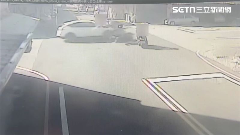 花蓮張男騎車買菜遭橫向王男轎車撞飛後送醫不治。(圖/翻攝畫面)